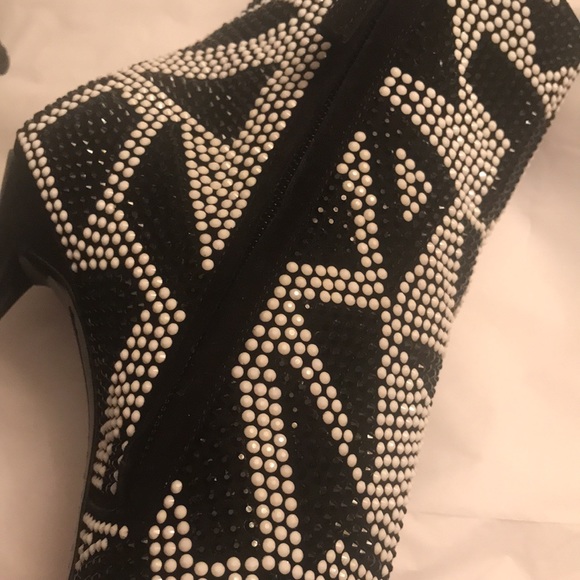 Authentic Giuseppe Zanotti Peep Toe Beaded and Crystal Booties - Picture 4 of 8